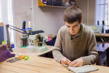 Profesyonel erkek skinner, vizon kürk deri ile atelier çalışma kürkçü atölye. Moda ve leatherwork kavramı