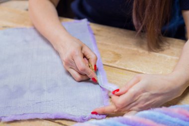 Profesyonel kadın deri yüzücü, kürkçü atölyede kürk derisi ile çalışıyor. Moda ve deri işi konsepti