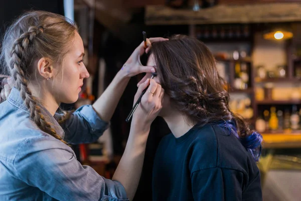 Artista Maquiagem Profissional Trabalhando Com Cliente Mulher Beleza Visagem Compõem — Fotografia de Stock