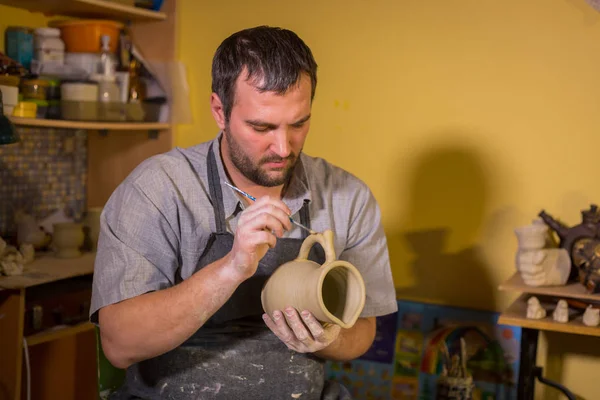 Professional Male Potter Working Workshop Studio Putting Handle Ceramic Mug — Stock Photo, Image