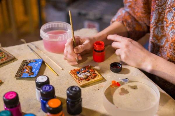 Profesjonalna Kobieta Garncarz Dekorator Malowanie Ceramiczne Pamiątki Lodówka Magnes Warsztacie — Zdjęcie stockowe