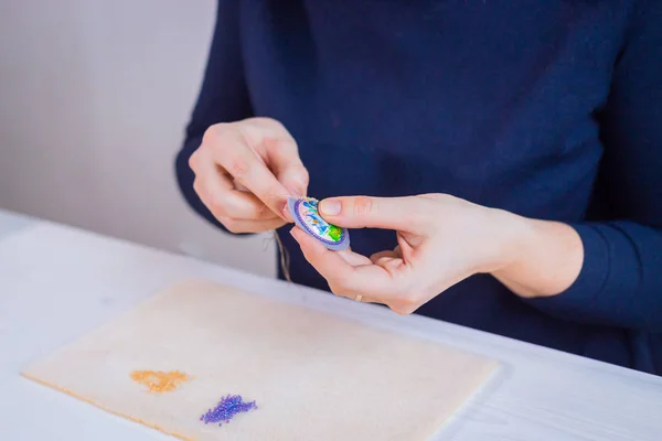 Profesyonel takı tasarımcısı boncuk ile el yapımı Broş studio, yapım Atölyesi. Moda, yaratıcılık ve el yapımı kavramı