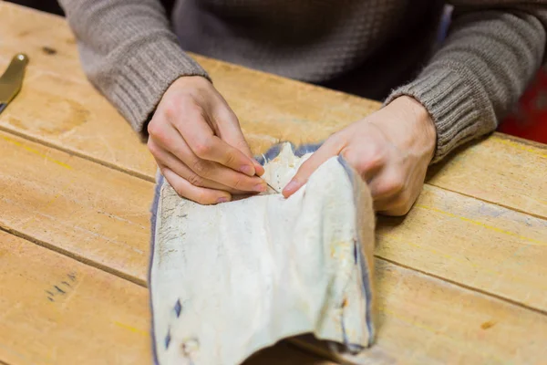 Profesyonel erkek skinner, vizon kürk deri ile atelier çalışma kürkçü atölye. Moda ve leatherwork kavramı