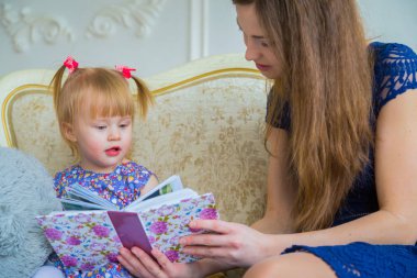 Genç anne ve küçük kızı fotobook 'a benziyorlar.