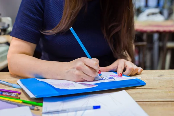 Moda Tasarımcısı çizim tasarım kroki