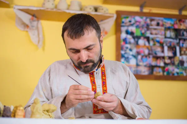 Potter haciendo figura de arcilla para el juego de mesa — Foto de Stock