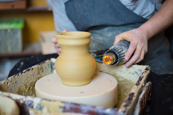 Potter, ceramiczny garnek z specjalne suszarka suszenie — Zdjęcie stockowe