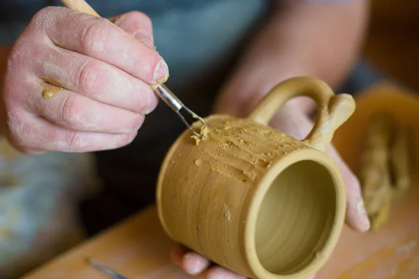 Potter profesjonalne Dokonywanie wzór na gliny kubek z specjalne narzędzie w ceramiki — Zdjęcie stockowe