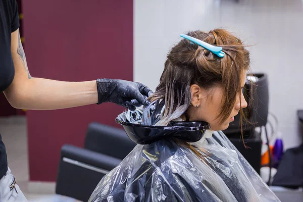 Professionelle Friseurin Färbung der Haare einer Kundin im Studio — Stockfoto