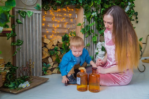 Mutlu genç anne ve küçük oğlu birlikte oynuyorlar.