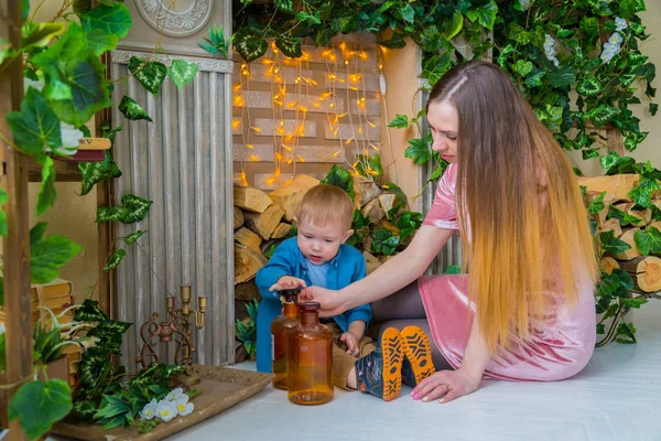 Mutlu genç anne ve küçük oğlu birlikte oynuyorlar.