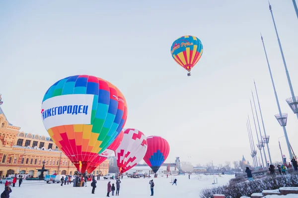 Массовый старт на фестивале воздушных шаров — стоковое фото