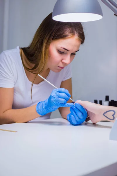 Pintura de unhas com escova no salão de beleza — Fotografia de Stock