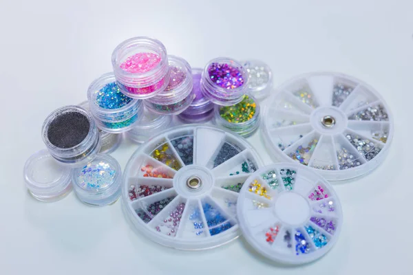 Parlak pırıltılar şeffaf kavanozlarda ayarla