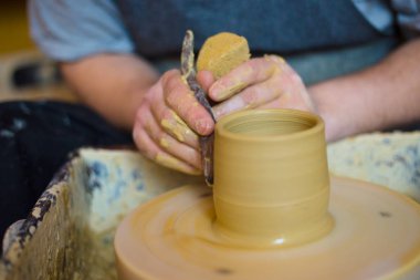Profesyonel erkek potter potters tekerlek üzerinde kil ile çalışma