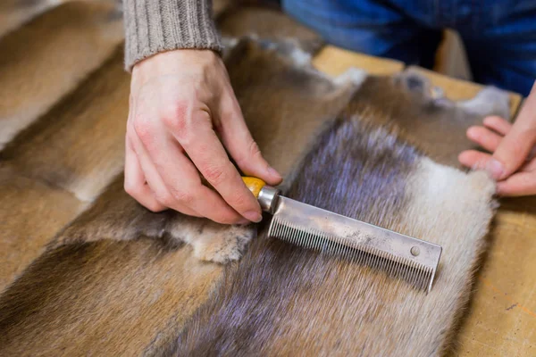 Skinner vizon kürklü deriyle çalışıyor.