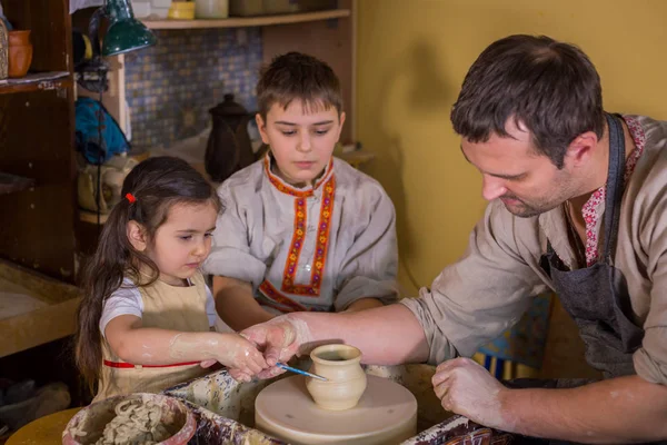 Potter pokazuje, jak pracować z ceramiki w pracowni garncarskiej — Zdjęcie stockowe