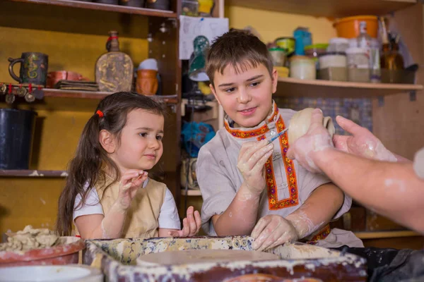 Potter pokazuje, jak pracować z ceramiki w pracowni garncarskiej — Zdjęcie stockowe