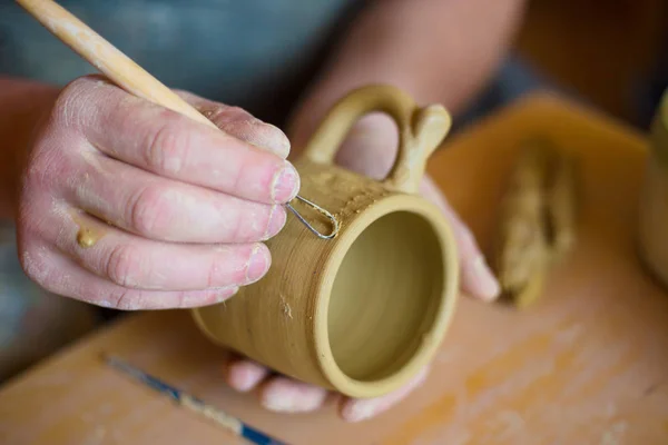 Ceramista professionista che fa modello su tazza di argilla con strumento speciale in ceramica — Foto Stock