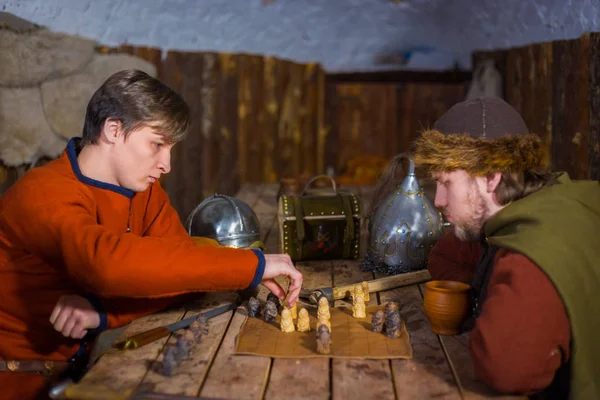 Popüler strateji oyunu oynayan iki adam - şeker!