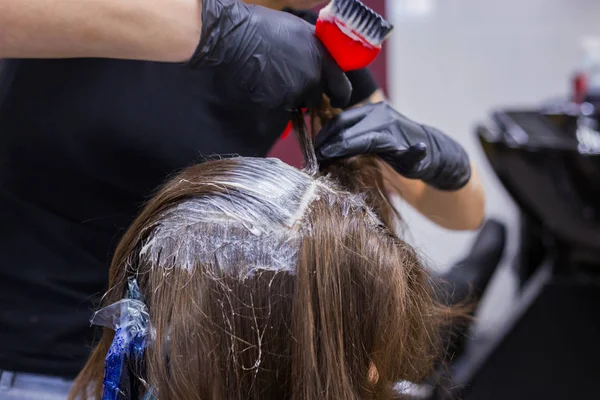 Profi fodrász színező a haj nő ügyfél stúdió — Stock Fotó