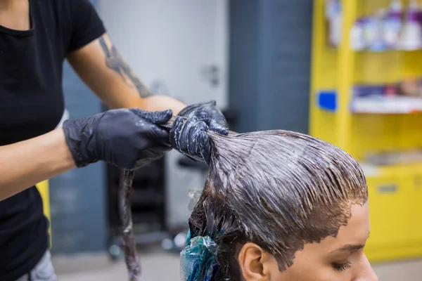 Cabeleireiro profissional colorir o cabelo da mulher cliente no estúdio — Fotografia de Stock