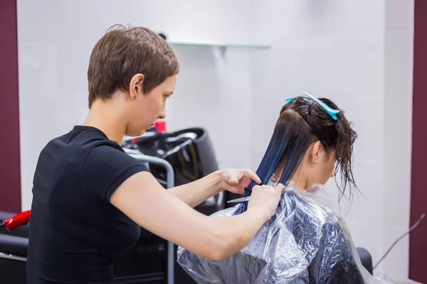 Cabeleireiro corte de cabelo de cliente mulher — Fotografia de Stock