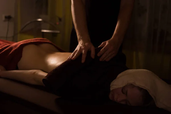 Lichaamsmassage en spabehandeling in moderne salon — Stockfoto