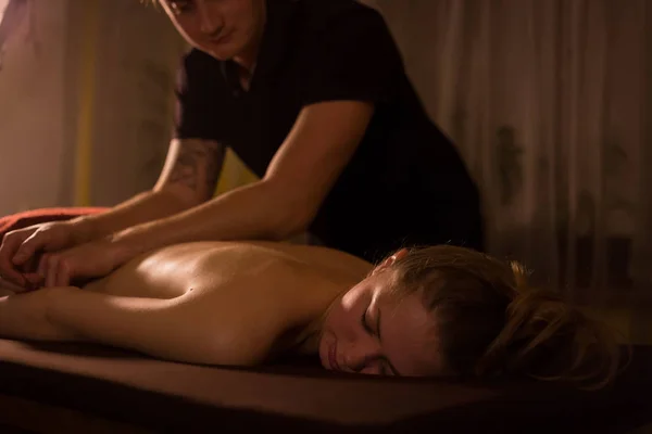 Tělesná masáž a lázeňská léčba v moderním salonu — Stock fotografie