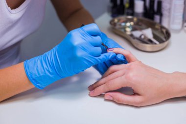 Kadın tırnak tırnak cilası uygulayarak profesyonel güzellik uzmanı