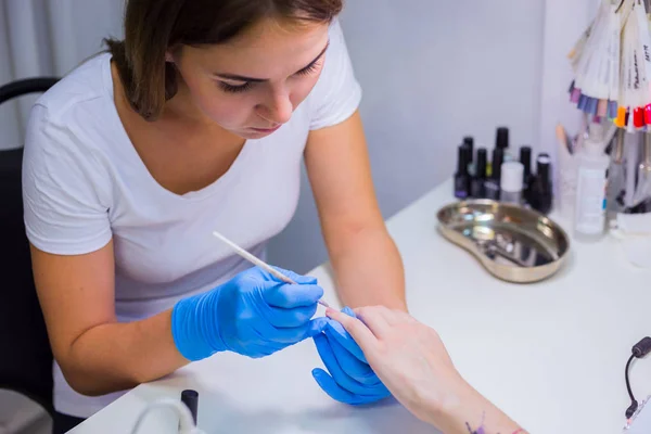 Pintura de uñas con pincel en salón de uñas —  Fotos de Stock