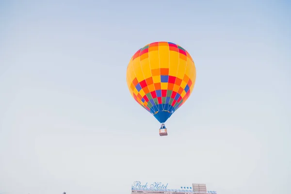 Balon de aer cald colorat pe aer — Fotografie, imagine de stoc