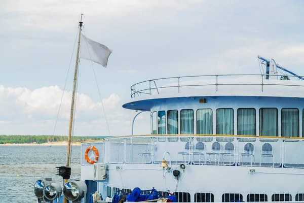 Navio de passageiros está em um rio — Fotografia de Stock