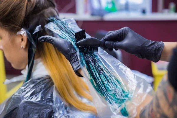 Професійний Перукар Стиліст Забарвлення Волосся Жіночого Клієнта Салоні Студії Концепція — стокове фото