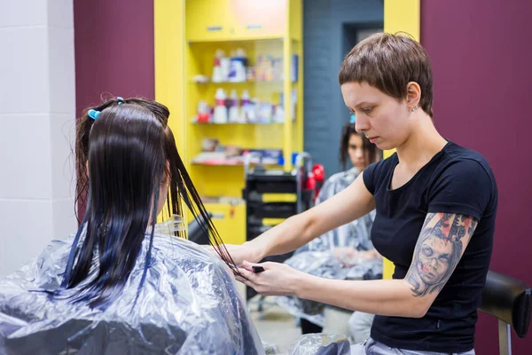 Friseur schneidet Haare einer Kundin — Stockfoto