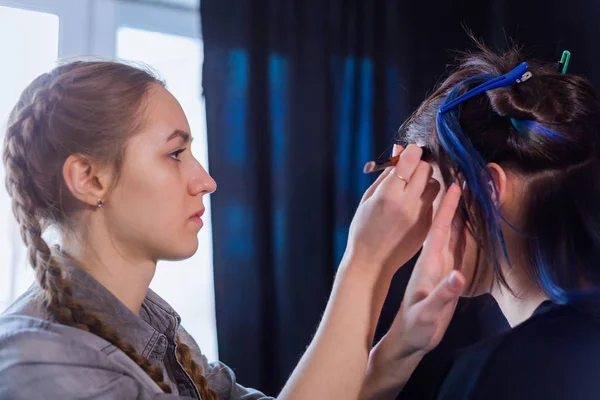 Maquiagem artista e cabeleireiro trabalhando com cliente mulher — Fotografia de Stock