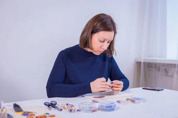 Diseñador haciendo broche hecho a mano — Foto de Stock