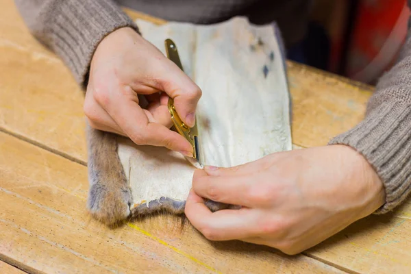 Skinner vizon kürklü deriyle çalışıyor.