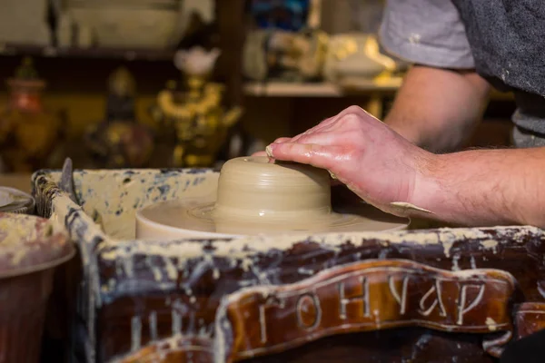 Ceramista professionista di sesso maschile che lavora con argilla sulla ruota vasai — Foto Stock