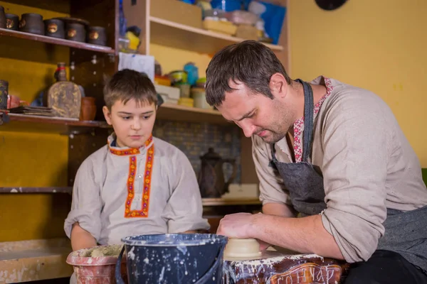 Potter pokazuje, jak pracować z ceramiki w pracowni garncarskiej — Zdjęcie stockowe