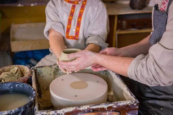 Potter showing how to work with ceramic in pottery studio — Stock Photo, Image