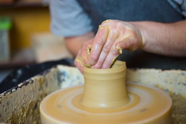 Ceramista professionista di sesso maschile che lavora con argilla sulla ruota vasai — Foto Stock