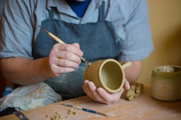 Patrón de alfarero profesional en taza de arcilla con herramienta especial en cerámica — Foto de Stock
