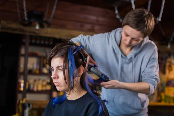 Peluquería profesional haciendo peinado para mujer — Foto de Stock