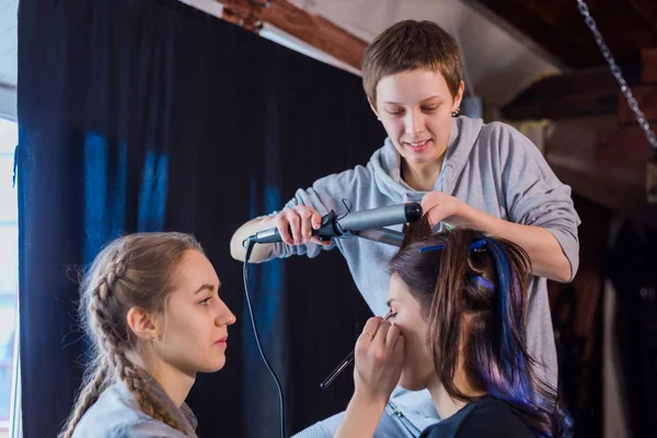 Make-up artist i salon fryzjerski, praca z klientem Kobieta — Zdjęcie stockowe