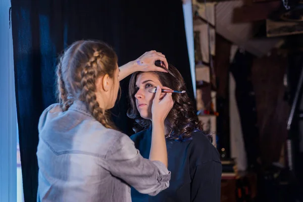 Maquiagem artista trabalhando com cliente mulher — Fotografia de Stock