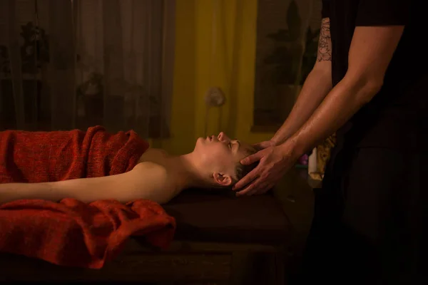 Спа массаж лица для женщин — стоковое фото