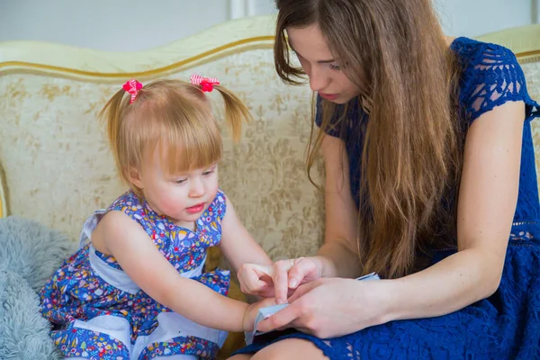 Genç anne ve küçük kızı fotobook 'a benziyorlar.