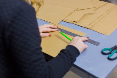 Kraft kağıdıyla çalışan profesyonel kadın dekoratör, tasarımcı.