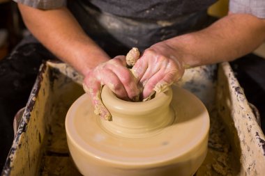 Profesyonel erkek potter potters tekerlek üzerinde kil ile çalışma